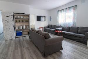 Una sala de estar con dos sofás y un refrigerador. en Parisito Sancti Petri, en Chiclana de la Frontera