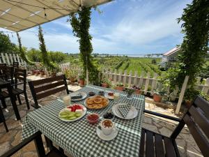 ein Tisch mit Essen auf einer Terrasse in der Unterkunft Vila Horizont in Baks-Rrjoll