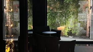 une chambre avec une table et des chaises devant une fenêtre dans l'établissement Murrae Loft, à La Morra