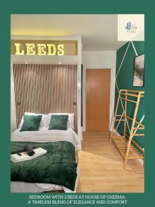 Ideal for Professional Staff in LS1 Financial Hub في ليدز: ملصق لغرفة نوم مع سرير في منزل احد عشر
