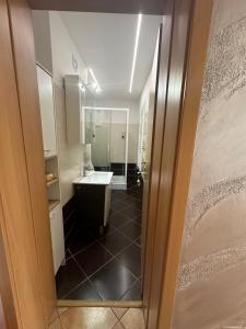 Ένα μπάνιο στο Apartamente Cugir