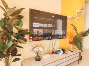 a flat screen tv hanging on a wall at 海景套房 3房3厕 可8-12人Danga Bay Country Garden YI JIA名宿 in Johor Bahru
