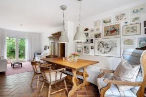 a dining room with a table and chairs at Ferienhaus Karinella in Gronenberg