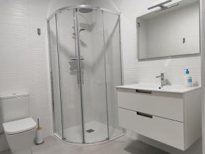 Ένα μπάνιο στο Apartamento en Moaña Rosalía de Castro +12 φωτογραφίες