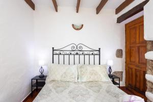 En eller flere senger på et rom på Home2Book Charming Casa Nina El Pinar, Terrace