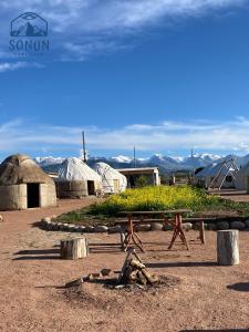Bokonbayevo的住宿－Yurt camp Sonun，一组帐篷前的野餐桌
