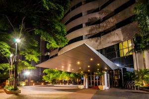 un edificio de noche con un gran edificio en Cyclinn Berrini, en São Paulo