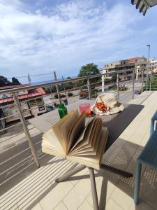 otwarta książka siedząca na stole na balkonie w obiekcie Stefanelli Tropea Home w Tropei