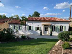 a white house with a red roof at Maison de vacances in Gondrin