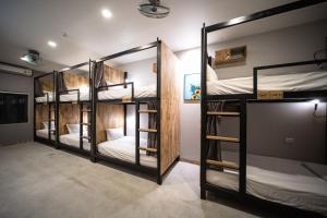 フーコックにある9Station Hostel & Bar Phu Quocの二段ベッド3組が備わる客室です。