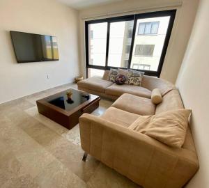 a living room with a couch and a coffee table at Dept Nuevo 4pers- Alberca- 3 cdr Playa in Boca del Río