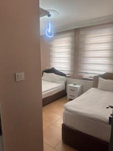 Habitación con 2 camas y ventana en Asya Hotel en Konya