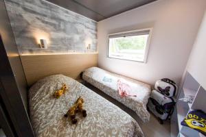 Postel nebo postele na pokoji v ubytování Camping La Chapoulière + 37 fotografií