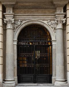 wejście do budynku z dużymi czarnymi drzwiami w obiekcie Hotel Pod Różą w Krakowie