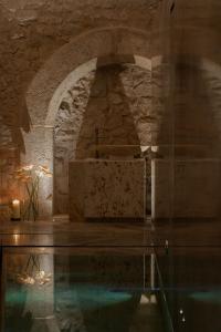 kamienny pokój z basenem z wodą i kamienną ścianą w obiekcie Hotel Pod Różą w Krakowie