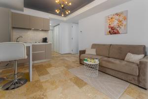 a living room with a couch and a kitchen at Astria Eclipse - Complex Novum in Olimp