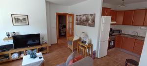 sala de estar con sofá y cocina en Apartamento La Marina - VVMU057, en Bolnuevo