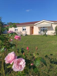 a house with pink roses in the yard at Belle maison sur la Voie Verte, Mâcon-Cluny, 6 personnes in Charnay-lès-Mâcon