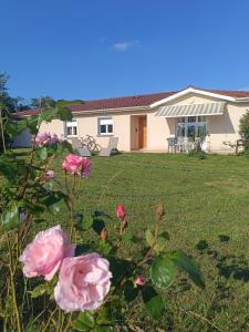 una casa con rose rosa in giardino di Belle maison sur la Voie Verte, Mâcon-Cluny, 6 personnes a Charnay-lès-Mâcon