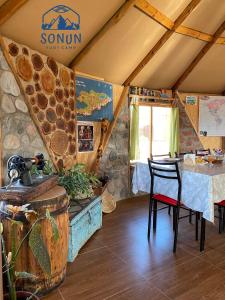 una habitación con mesa y sillas en una tienda de campaña en Yurt camp Sonun en Bokonbayevo