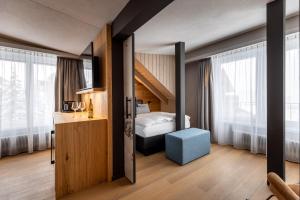 A bed or beds in a room at Hotel Piz Badus