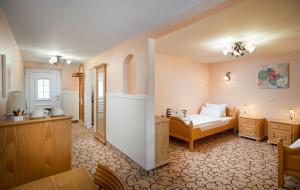 WarnitzにあるPanorama Seeresort & Spaのベッドルーム1室(ベッド1台、テーブル、椅子付)