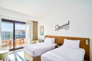 Postel nebo postele na pokoji v ubytování Marassi Boutique Hotel-Blanca