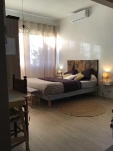 a bedroom with a large bed and a window at Studio cosy avec piscine dans une villa in Saint-Denis