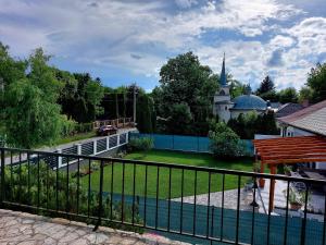 una vista da un balcone di un edificio e di una chiesa di Gyöngy-Ház Zamárdi a Zamárdi