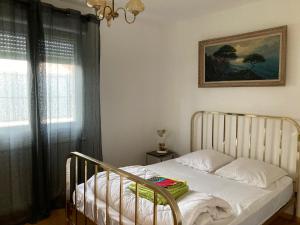 1 dormitorio con 1 cama y una foto en la pared en Belle maison sur la Voie Verte, Mâcon-Cluny, 6 personnes, en Charnay-lès-Mâcon