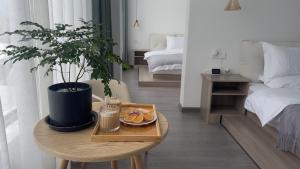 daにある大理朝光田舍の鉢植えのテーブル付きの部屋