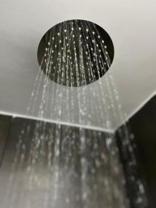 un cabezal de ducha con agua saliendo de él en EasyHouse, en Medellín