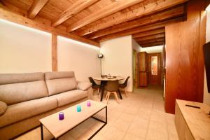una sala de estar con un sofá y una mesa en Las mejores vistas de Andorra en la Vall d'Incles 4-2, HUT-8006, en Canillo