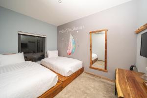 Llit o llits en una habitació de 9Station Hostel & Bar Phu Quoc