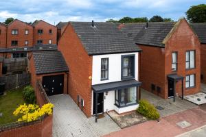 uma vista aérea de um grupo de casas de tijolos em Spacious House Close to Royal Derby Hospital, Free Parking & Garden em Derby