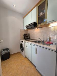 O bucătărie sau chicinetă la Olga`s sunshine place