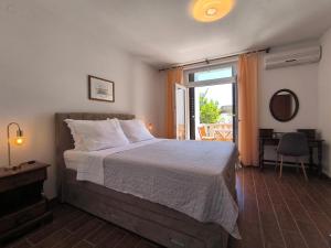 Un pat sau paturi într-o cameră la Olga`s sunshine place