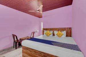 una camera con letto e ventilatore a soffitto di OYO Hotel Lambacingi Grands a Lammasingi