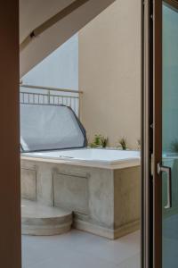 Ảnh trong thư viện ảnh của Notos Boutique Apartments 3 with Private Jacuzzi ở Heraklio Town