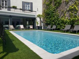 una piscina en el patio de una casa en Le Pavillon d'Enghien, Vichy Centre en Vichy