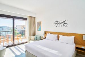 Postel nebo postele na pokoji v ubytování Marassi Boutique Hotel-Blanca