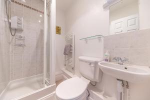 un bagno con wc, lavandino e doccia di The Hytte, 19 Greta Grove House a Keswick Altre 18 foto
