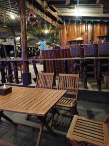 瓜隆島的住宿－班南簡易別墅和餐廳賓館，酒窖里的一张木桌和两把椅子