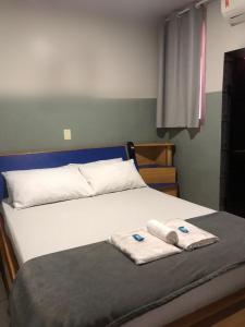 um quarto com uma cama com toalhas em Hotel sany - Localizado à 5 minutos do Metrô Paulista em São Paulo