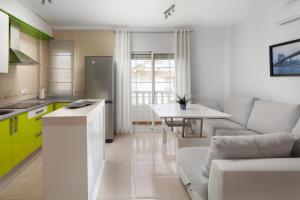 een keuken en woonkamer met een bank en een tafel bij Ático el morche in Morche +19 foto's
