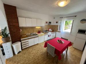 Kuchyň nebo kuchyňský kout v ubytování Apartments Kale Center
