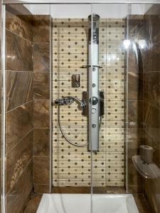W łazience znajduje się prysznic ze szklanymi drzwiami. w obiekcie Toti Boutique Rooms w Kalambace