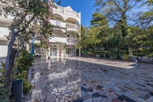 カシュテラにあるApartments Dinoの建物前中庭