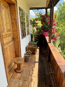 een veranda met potplanten en een houten deur bij Old Court in Curtea de Argeş