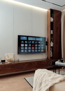 een woonkamer met een flatscreen-tv aan de muur bij Goodija Central Tirana 2 in Tirana